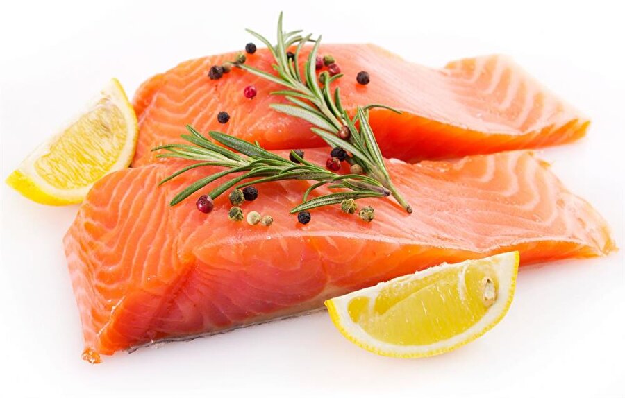 Omega 3 depresyona birebir
Somon ve benzeri yağlı balıklar omega 3 ve yağ asitleri bakımından zengin olduğundan, kalp sağlığını korur ve depresyon yardımcısıdır. Omega 3 bakımından zengin olan diğer besinler; fındık, yapraklı ve koyu yeşil sebzelerdir.