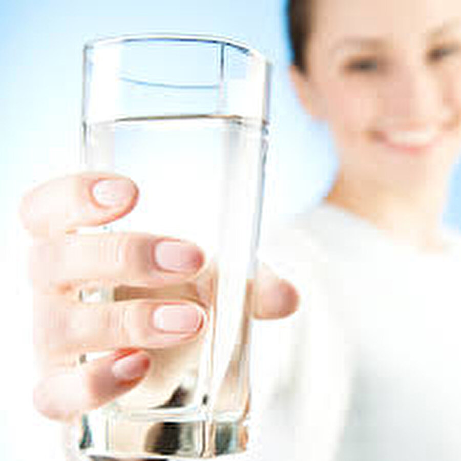 Bol su için
Su, hücrelerinize besin ve oksijen taşıyarak sizi rahatlatır. Vücut sağlığınız için büyük önem taşıyan su, mutlu olmanız için de büyük yardımcı. Yeterince su tüketimi, gün boyu enerji dolu olmanızı sağlar.