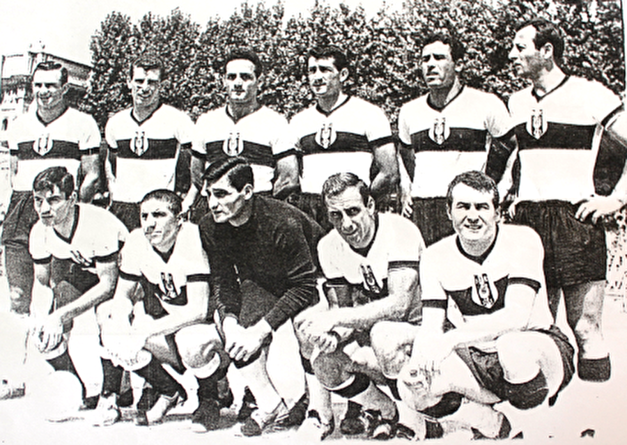 Üst üste iki şampiyonluk

                                    
                                    1956-57 ve 1957-58 sezonlarında yapılan iki turnuvayı da Beşiktaş kazandı. Beşiktaş'ın söz konusu bu iki şampiyonluğu, 1959'da başlayan Türkiye Ligi'yle ilgili değildir. Ancak kulüplere yıldız dağıtılırken bu iki kupa Beşiktaş için hesaba katılmıştır. Beşiktaş'ın 1956-57 ve 1957-58'de şampiyonluk yaşayan kadrosu; Varol Ürkmez, Oktay Sertel, Münir Altay, Kamil Üzülme, Bahattin Baydar, Ali İhsan Karayiğit, Özcan Esinduy, Sedat Kutlualp, Celal Soydan, Vedat Özdemir, Coşkun Taş, Metin Erman, Gürcan Berk, Recep Adanır, Nazmi Bilge, Ahmet Berman, Ahmet Özacar, Yüksel Herat, Güneş Atik, Erdoğan Ekin.
                                
                                