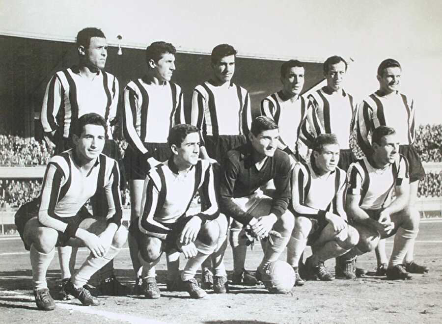 1957 Federasyon Kupası 

                                    
                                     

 Çok uzun yıllardır Fransa'da yayın yapan L'equipe Gazetesi,1955-1956 sezonunda özel bir turnuva düzenlemeye karar verdi. 18 Avrupa kulübüne mektup gönderen Fransız gazetesi, böyle bir organizasyonun üstesinden gelemeyeceğini anlayınca topu UEFA'ya attı. Organizasyonu düzenlemeyi kabul eden UEFA, söz konusu 18 kulübe davet gönderdi. Ancak Türkiye'ye bir davet gelmedi. Bunun üzerine Türk kulüpleri de turnuvaya katılmak için ısrarcı olmaya başladı. UEFA ise kuraların çekildiğini belirtip, Türkiye'ye 'Seneye gelin' yanıtı verdi. 1956-1957 sezonunda Ulusal Lig oynanmadığı için federasyon, Şampiyon Kulüpler Kupası'na 1955-56 sezonu şampiyonu olan Galatasaray'ı göndermeye karar verdi. Bu duruma ise diğer kulüpler itiraz etti. Hal böyle olunca 1956-57 ve 1957-58 sezonlarında Türkiye'de Federasyon Kupası düzenlenmesine karar verildi.

                                
                                