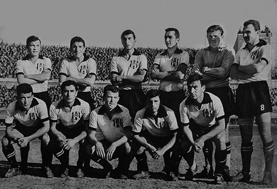 1966-1967

                                    
                                    1965-66 sezonunda şampiyonluk yaşayan Beşiktaş, bir sonraki yılda zirveyi kimseye bırakmadı. En yakın rakibi Fenerbahçe'nin 2 puan önünde şampiyonluğa ulaşan Beşiktaş'ın tarih yazan kadrosu; Necmi Mutlu, Sabri Dino, Fehmi Sağınoğlu, Erkan Yanardağ, Yavuz Çoker, İhsan Büyükbuğdaypınar, Kaya Köstepen, Süreyya Özkefe, Cevdet Çetinkaya, Sami Şenol, Suat Mamat, İsmail Evin, Gediz Göl, Sanlı Sarıalioğlu, Faruk Karadoğan, Ahmet Özacar, Fethi Türkeş, Janos Kuzman, Yusuf Tunaoğlu, Güven Önüt, Coşkun Ehlidil, Ahmet Şahin, Szibor Szalay.
                                
                                