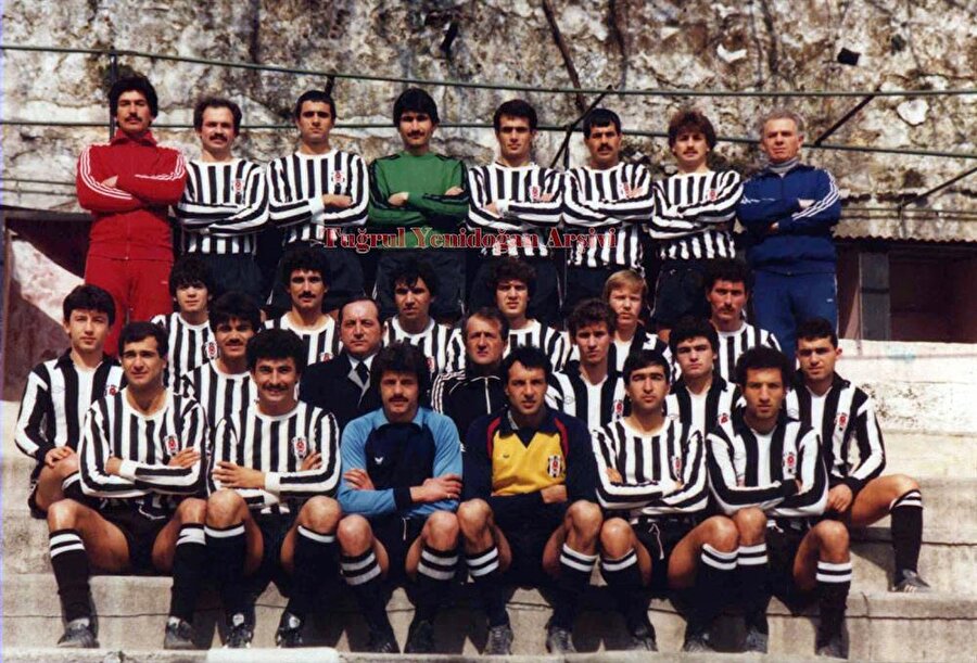 1981-1982

                                    
                                    Beşiktaş, 15 yıllık şampiyonluk hasretine 1982'de son verdi. Son derece çetin geçen ligi Beşiktaş, Trabzonspor'un 1 puan önünde 44 puanla şampiyon olarak tamamladı. 32 haftada yalnızca iki mağlubiyet yaşayan Beşiktaş, yıllar sonra gelen başarıyla taraftarına eşsiz bir mutluluk yaşattı. 1981-1982 sezonu kadrosu; Adem İbrahimoğlu, Rasim Kara, Samet Aybaba, Mehmet Ekşi, Ulvi Güveneroğlu, Süleyman Oktay, Kadir Akbulut, Rıza Çalımbay, Haluk Serenli, Ziya Doğan, Serdar Bali, Kenan Oktay, Fikret Demirer, Burhan Ertürk, Tuğrul Çakır, Atilla Belentepe, Necdet Ergün, Ali Kemal Denizci, Bora Öztürk, Haluk Çakar, Şaban Kartal.
                                
                                
