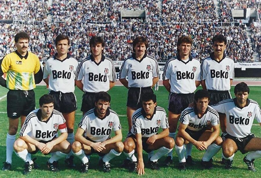1989-1990

                                    
                                    Beşiktaş 34 haftada topladığı 75 puanla Fenerbahçe'nin 5 puan önünde şampiyonluk yaşadı. 28 golle, gol krallığı yaşayan Feyyaz Uçar ortaya koyduğu futbolla taraflı tarafsız herkesten takdir topladı. Siyah-beyazlıların kadrosu; Engin İpekoğlu, Metin Akçevre, Rade Zalad, Gökhan Keskin, Ulvi Güveneroğlu, Kadir Akbulut, Recep Çetin, Şenol Fidan, İsmail Taviş, Rıza Çalımbay, Mehmet Özdilek, Metin Tekin, Alan Walsh, Ian Wilson, Halim Okta, Zeki Önatlı, Turan Uzun, Feyyaz Uçar, Ali Gültiken, Rob McDonald, Saffet Sancaklı.
                                
                                