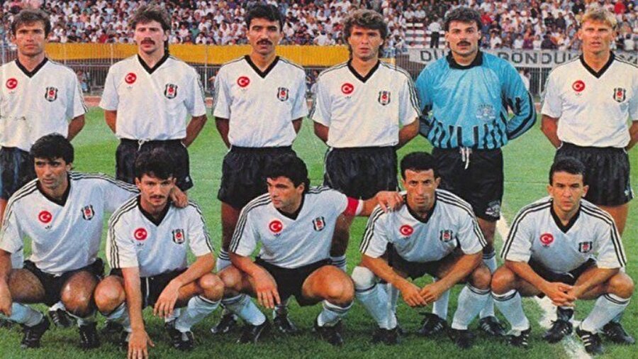 1990-1991

                                    
                                    Uzun bir dönem şampiyonluk özlemi yaşayan Beşiktaş, 1989-1990 zaferinin ardından 1990-1991'de de şampiyonluk yaşayarak taraftarlarının üst üste iki kez yüzünü güldürdü. 69 puanla şampiyonluğunu ilan eden Beşiktaş'ın kadrosu; Engin İpekoğlu, Metin Akçevre, Ulvi Güveneroğlu, Kadir Akbulut, Gökhan Keskin, Recep Çetin, Şenol Fidan, Mutlu Topçu, Hamit Yüksel, Rıza Çalımbay, Mehmet Özdilek, Metin Tekin, Alan Walsh, Zeki Önatlı, Turan Uzun, Halim Okta, Ian Wilson, Ali Gültiken, Feyyaz Uçar, Saffet Sancaklı.
                                
                                