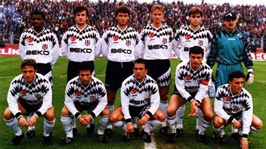 1994-1995

                                    
                                    İki sezonluk aranın ardından Beşiktaş 1994-1995 sezonunda şampiyonluk kupasına uzandı. Trabzonspor'un üç puan önünde 79 puanla şampiyonluk yaşayan Beşiktaş sezonu 24 galibiyet, 7 beraberlik ve 3 mağlubiyetle kapattı. Beşiktaş'ın 1994-95 kadrosu; Raimond Aumann, Şener Kurtulmuş, Fevzi Tuncay, Zafer Öğer, Mutlu Topçu, Eyjolfur Sverrisson, Alpay Özalan, Recep Çetin, Gökhan Keskin, Ali Günçar, Rıza Çalımbay, Mehmet Özdilek, Fany Madida, Sergen Yalçın, Metin Tekin, Metin Uzun, Yusuf Tokaç, Ertuğrul Sağlam, Oktay Derelioğlu, Sertan Eser, Ali Gültiken, Serdar Topraktepe, Hüseyin Demirbay, Salih Sabri Akkaya.
                                
                                