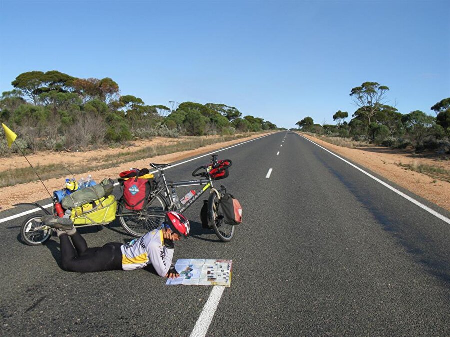 
                                    Muson mevsimi sırasında Escape River'dan kıyı boyunca tek başına yine kanoyla güneye ilerleyen Eruç, Cyclone Olga adlı kasırgayı ve sinsi timsahları geride bırakarak 18 Şubat 2010 tarihinde asfalt yol gelen Cooktown kıyı kasabasına ulaştı. Orada ödünç kanoyu sahibine geri yollayan Eruç, kendi bisikleti ve römorkuyla yine güneye devam etti. Canberra ile Melbourne arasındaki, Altı Zirve Projesi'nin ikincisi ve Avustralya'nın güneydoğusundaki en yüksek noktası Kosciuszko zirvesine 2010 Nisan ayında eşiyle birlikte çıktı
                                