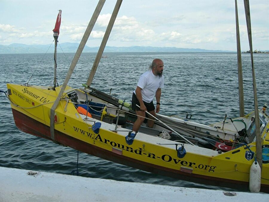 
                                    Civardaki Filipinli balıkçılardan yardım istendi ve 2008 Mayıs ayında denizde geçirdiği 312nci gününde Erden'in teknesi denizden kaldırıldı. Bu 312 gün, denizde en uzun süre tek başına kalan yalnız kürekçiye dair yeni Guinness Dünya Rekoru oldu.
                                