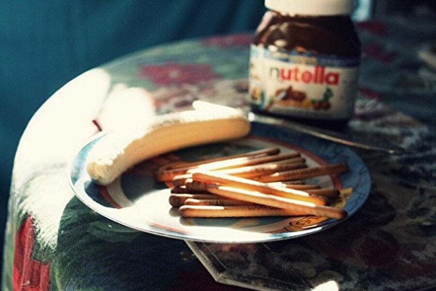 
                                    
                                    Bu arada Nutella'ya İlk olarak Ferrero tarafından İtalyan karnaval karakteri Gianduja'dan esinlenerek Pasta Gianduja ismi verilmişti. 1964 ise Ferrero'nun oğlu olan Michele Ferrero'nun da etkisiyle bugün ki ismini aldı. Nutella fındık anlamına gelen “nut” ve Latince'de tatlı anlamına gelen “ella” kelimelerinin birleşimiyle bugünkü adını aldı.
                                
                                