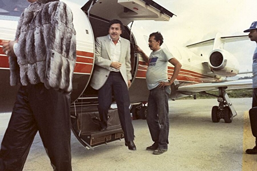 
                                    
                                    
                                    
                                    Zamanla bu işin para getirisinin çok olduğunu gören Escobar bu işe daha da sarıldı. Şili'den gelen bir adam artık üretimini yapıyor, Escobar günden güne büyüyordu. Bu arada dünyada 1980 yılının sonuna kadar tüketilen kokainlerin %80'i Escobar'dan temin ediyordu. Escobar artık o kadar büyümeye başlamıştı ki haftalık olarak 450 milyon dolar kazanmaya başladı. Escobar artık paralarını bir yerden başka bir yere taşıyabilmek için kendisine jet satın aldı. Tabi bu jetle kokain de taşıyordu. Jet'in lastiklerine kokain yerleştirebildiğini öğrendiğinde günde 500.000 dolar fazladan kazanmaya başladı.
                                
                                
                                
                                