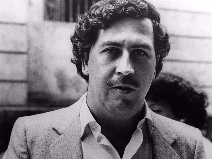 
                                    
                                    
                                    
                                    Pablo Escobar Rionegro'da dünyaya geldi. Çiftçi bir babanın ve ilkokul öğretmeni bir annenin 7 çocuğundan biri olan Escobar suç kariyerine mezar taşı ve araba hırsızlığı ile başladı.
                                
                                
                                
                                