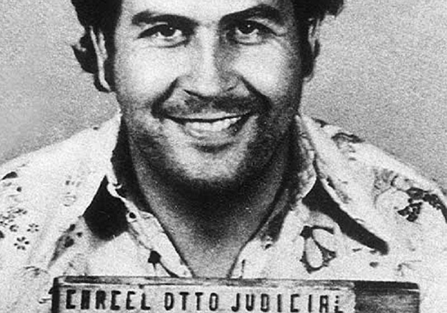 
                                    
                                    
                                    
                                    Önemli bir ayrıntı Escobar'ın kardeşi Roberto Escobar'ın söylediğine göre Escobar hayatı boyunca hiç uyuşturucu kullanmamış. Bu arada Amerika 1980'lerde uyuşturucu kullanmayı da yapmayı da ''El Patron'' lakaplı Escobar'dan öğrendi. Escobar'ın suç kariyerindeki ilk fotoğrafı bu fotoğraftır. Escobar kendine o kadar güveniyordu ki sırıtarak poz vermek istedi. Ancak bu ciddiye almadığı fotoğraf ileride aranırken başına iş çıkaracak, FBI için bir delil olacaktı.
                                
                                
                                
                                