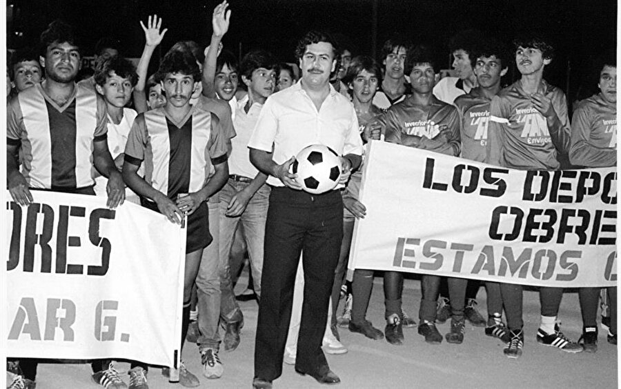 
                                    
                                    
                                    
                                    Tam bir futbol hayranıydı. Ülkesinin kendini duyurması için futbol takımlarına destek oluyor. Gelişmişliğin artmasını istiyordu. Futbol sevgisi yanında ülkesinde iki futbol takımı aldı. Gerçi Pablo'nun bunları paralarını aklamak için yaptığı ortadaydı.
                                
                                
                                
                                