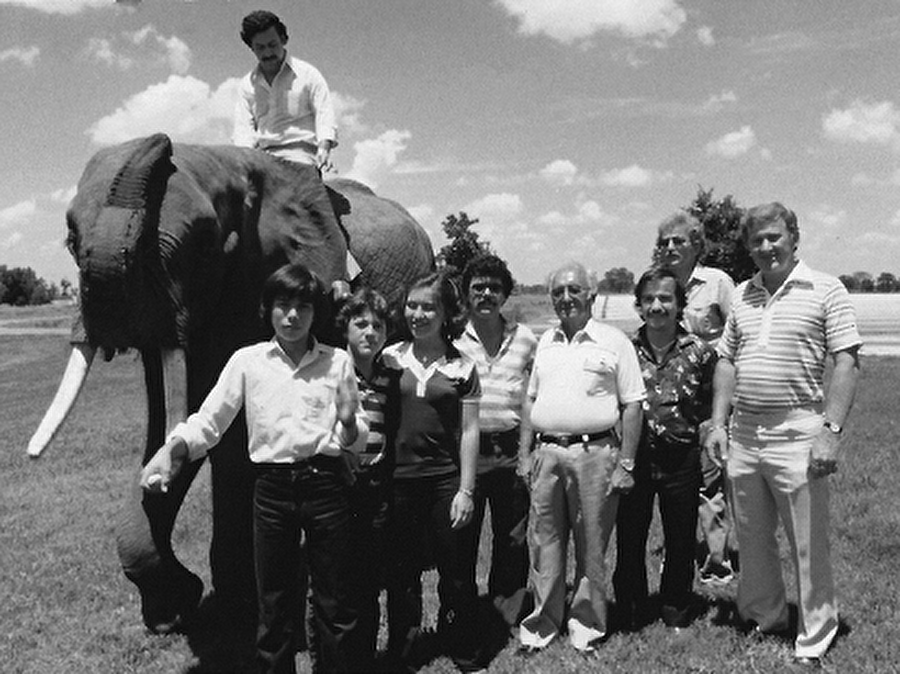 
                                    
                                    
                                    
                                    Pablo Escobar, Kolombiya'yı bir hippopotam cenneti yapmayı başardı. Kendi zevki için getirdiği birkaç çift hipopotam Kolombiya'yı pek sevdi  ve Escobar'ın eski malikanesi çevresinde dev bir sürü oluşturdu. Çiftliği Hacienda Napoles'e zebralar, gergedanlar, zürafalar ve filler dahil olmak çeşit çeşit vahşi hayvan getirdi. Sonra bunlardan bir hayvanat bahçesi yaptı. Bu hayvanat bahçesini ücretsiz olarak Kolombiya halkına sundu. 
                                
                                
                                
                                