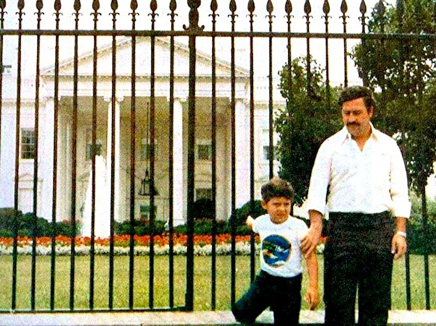 
                                    
                                    
                                    
                                    Bu arada Pablo Escobar, interpol tarafından arandığı dönemde Beyaz Saray'ın önüne gidip oğluyla fotoğraf çekildi ve FBI'ın müzesini gezdi.
                                
                                
                                
                                