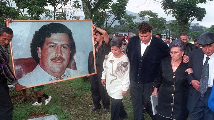 
                                    
                                    
                                    
                                    Artık Pablo'nun kaçacak yeri kalmamıştı. ABD dolar akışının Kolombiya'ya akmasından baya zor durumda kalmış olacak ki CIA ve FBI'ı Kolombiya'ya sürdü. Kolombiya hükümetini'de bu konuda kışkırtan ABD Escobar'a bir operasyon düzenledi.
                                
                                
                                
                                