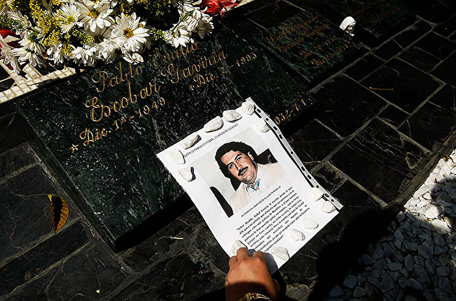 
                                    
                                    
                                    
                                    Pablo Escobar sıkıştırıldığı bir operasyonda 2 Aralık 1993'de 44 yaşında vurularak öldürüldü. Fakat bazı insanlar Pablo Escobar'ın kendi kendini vurduğunu da iddia ediyordu. Çünkü çıkan balistik raporda yakın mesafeden kafaya ilk atışın yapıldığı tespit edildi. Ancak ABD kaynakları her yerde Escobar'ın öldürüldüğünü ve bunun ABD sayesinde olduğunu iddia etti. Escobar öldüğünde cenazesine tam 25.000 kişi katıldı.
                                
                                
                                
                                