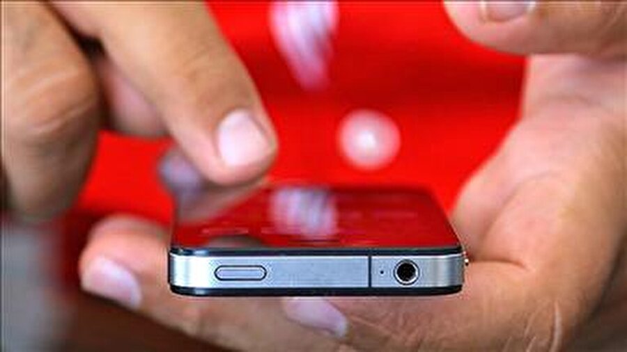 Giyilebilir teknoloji sizleri bekliyor
Yakın zamanda tüketiciler giyilebilir cihazları her yerde görmeye ve kullanmaya alışacak. Giyilebilir cihazlar, bugünün akıllı telefonları gibi kısa sürede hiç kuşkusuz statü sembolü haline gelecek.
Geleneksel bir toplum yapısına sahip olsa da, Türkiye'de yaşayan insanların genci yaşlısı teknolojiyle ilgilenmeye yatkın durumdalar. Neredeyse anneannelerin, dedelerin bile sosyal medya hesabı açmaya başladıkları bir dönemdeyiz. Bu yüzdendir ki, yakın zamanda para harcatmayan çantaları, nanoteknolojik kumaşlı elbiseleri, giyilebilir farklı teknolojik aksesuarlı ürünleri sokaktaki insanların üzerinde görmeye alışmalıyız.