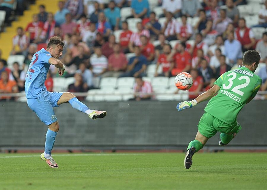 Beklenen olmadı
Bu sezon istenilenin çok gerisinde kalan Trabzonspor'da ilk hamle yapıldı. Bordo-mavililer 2007-2009 ve 2014-2015 sezonlarında takımı çalıştıran teknik direktör Ersun Yanal ile anlaştı.