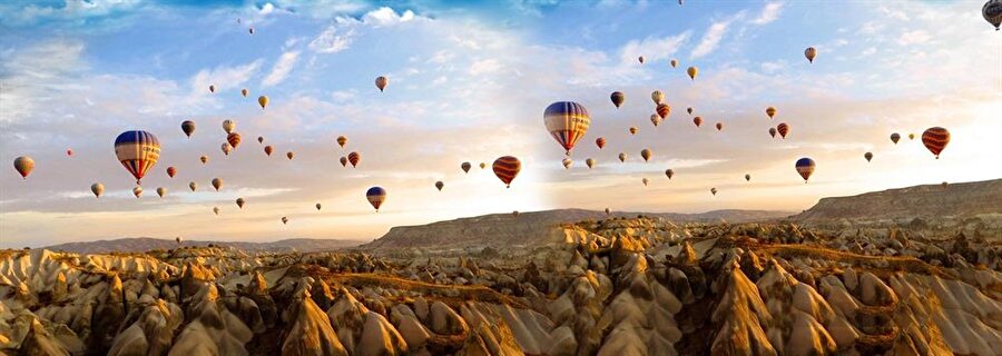 Balon keyfinde Kapadokya
Tarihin içinde eşsiz bir manzaraya doymanın adresi Kapadokya, kısa tatilinizi değerlendirmek için iyi bir tercih olabilir. Kültürü, yöresel yemekleri ve farklı tarzının yanı sıra; Göreme Açık Hava Müzesi, Ürgüp, Ihlara Vadisi gibi turistik açıdan rağbet gören yerleri de görme şansınız var. Erken kalkmayı göze alırsanız, çıkacağınız balon turuyla şehrin tüm manzarasını görebilirsiniz; hayran kalacaksınız. Balon keyfi için 100-150 Euro'yu gözden çıkarmanız gerebilir, hazırlıklı gidin.