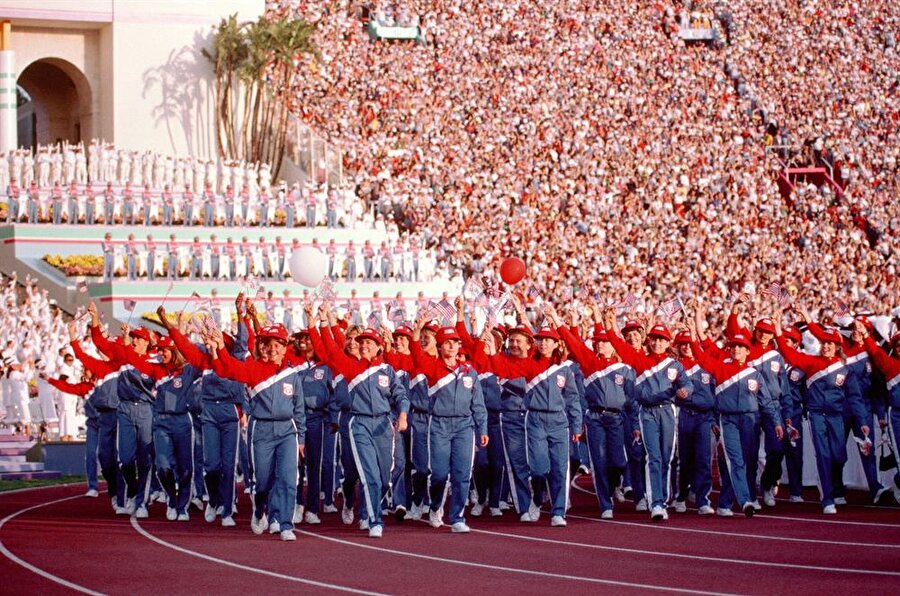 Maddi kaygılar etkili

                                    
                                    
                                    23. Olimpiyat Oyunları, 1984 yılında ABD'nin Kaliforniya eyaletine bağlı Los Angeles kentinde düzenlendi. Los Angeles, aday ülke oylamasına tek aday olarak katılmıştır. 1976 Olimpiyatları'nda ciddi bir gelir sağlayan ABD, benzer bir durumu 1984'te de amaçlamıştır. ABD; 83 altın, 61 gümüş ve 30 bronzla şampiyon oldu, 50 madalya toplayan Romanya ise ikinciliği elde etti.
                                
                                
                                