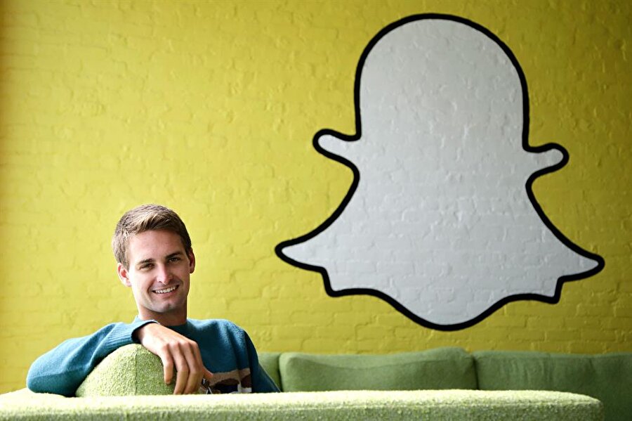 Snapchat girişimcisi bir servet sahibi.

                                    
                                    
                                    
                                    Snapchat'in genç girişimcisi Stanford Üniversitesinde okuyan, 1.5 milyar dolarlık servete sahip 24 yaşındaki CEO Evan Spiegel. İnsanların rahatça anı yakalayan fotoğraf ve videolar gönderip belli bir süre sonra bunları kendi kendini silecek bir uygulama yaratmayı amaçlayan Spiegel, fikre böyle ulaşır. “Snapchat” başlarda bu hizmeti veren bir uygulama olarak doğar. Ancak şimdilerde mesajlaşma, anında görüntülü video görüşümü ve belli kanalların haberlerini haftalık bültenlerle yayınlayabildiği ve hatta ülkelerin, şehirlerin ve belli başlı dini veya festival gibi etkinliklerin tanıtıldığı bir sosyal platforma dönüşmüş durumda.
                                
                                
                                
                                