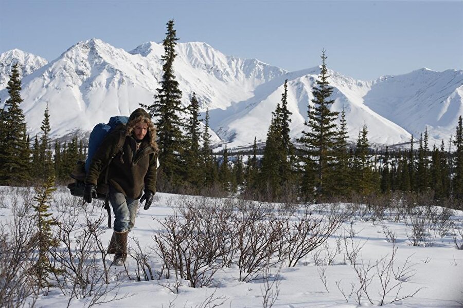 
                                    
                                    
                                    Alaska'ya ilk geldiğinde McCandless artık tamamen tek başınaydı. Çevresinde ne bir yerleşim ne de bir insan vardı. Yanında 4.5 kg pirinç ve yarı otomatik tüfeği vardı.
                                
                                
                                