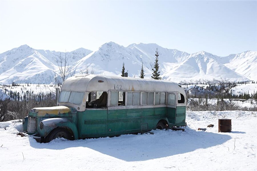 
                                    
                                    
                                    Vahşi tabiatin ortasında Fairbanks Belediyesine ait terk edilmiş bir otobüs gördü ve burayı evi olarak kullanmaya başladı. McCandless burada tam 4 ay geçirdi. Bu dönemde yakaladığı sincaplar ve çevredeki bitkilerle yaşamını sürdürdü.
                                
                                
                                