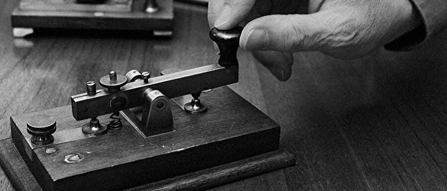 Telgraf (1832)

                                    
                                    
                                    Elektrik akımının sinyalleri ilettiğinin keşfedilmesiyle dünya yeni bir araçla karşılaştı. Telgraf temelinde iki verici arasındaki elektrik kabloları ile kodlanmış mesajların bir vericiden diğerine iletilmesi ve o gönderilen kodlara karşılık gelen sinyallerin yazıya dökülmesine dayalıydı. 

 En büyük dönüm noktası ise Samuel Morse ilk elektromıknatıslı telgrafı yapması ile gerçekleşti. Morse ve yardımcısı Vail bunu geliştirdiler. Nokta ve çizgilerden oluşan bir kodlama sistemi ortaya çıkardılar. Bu kodlama sistemi, daha sonra tüm dünyada kabul gören Mors alfabesiydi.

O yıllarda telgraf en popüler iletişim aracı oldu. İlk telgraf hattı ise 1843 yılında Washington, D.C. ile Baltimore, Maryland arasına çekildi.

                                
                                
                                