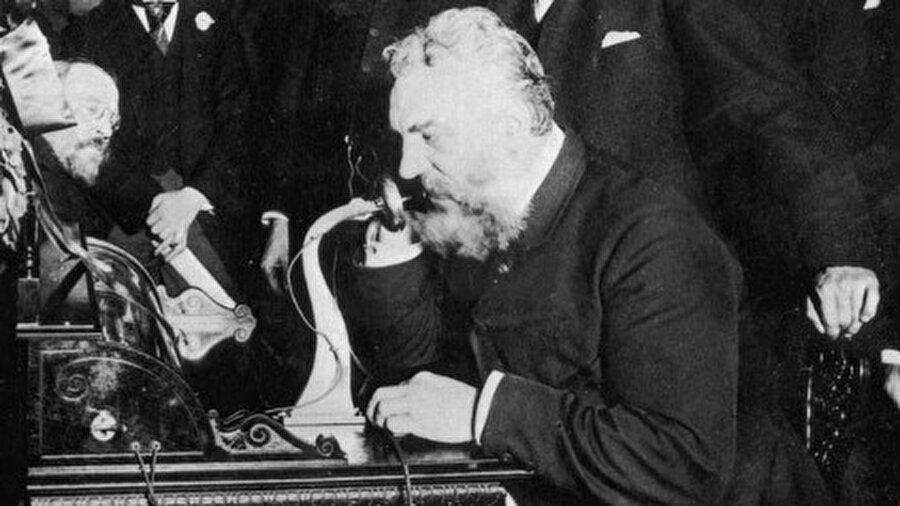 Telefon (1875)

                                    
                                    
                                    İletişim alanındaki en önemli buluşlardan biri de telefondu. Bulunduğu dönemin şartlarında sesi daha uzak bir yere iletebilmek inanılmazı zor bir buluştu. . İnsanlığa büyük faydalar sağlayan bu önemli buluş, ilk olarak 1875 yılında, Amerikalı bilgin Graham Bell tarafından gerçekleştirildi. 

 İlk telefonlara şimdikilerden çok farklıydı. Türkiye'ye ise ilk telefon Osmanlı Devleti zamanında 1908 yılında geldi. Kadıköy ve Beyoğlu santralleri 1911 yılında hizmete açıldı. İlk otomatik telefon santrali cumhuriyet döneminde Atatürk'ün emriyle 1926 yılında Ankara'da kuruldu.

                                
                                
                                