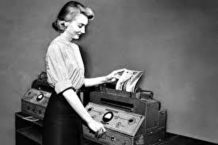 Faks Makinesi (1924)

                                    
                                    
                                    Var olan telefon hatlarından yararlanarak, karşılıklı iki tarafta bulunan cihazlar ile, resim, yazı, grafik vb. verilerin, ses sinyalleri halinde hızlı bir şekilde aktarımını sağlar.

 1843'te Alexander Bain tarafından patenti alınmış olup, 1851'de Frederick Bakewell tarafından Büyük Londra Fuarında sergilenmiştir. Günümüz tasarımına, 1924'te Amerikan Radio Corporation of America (RCA) şirketinden Richard H.Ranger'in araştırmaları sonucunda ulaşmış olan aygıtla, 24 Kasım 1924'te New York'tan Londra'ya bir fotoğraf aktarılmıştır.

                                
                                
                                