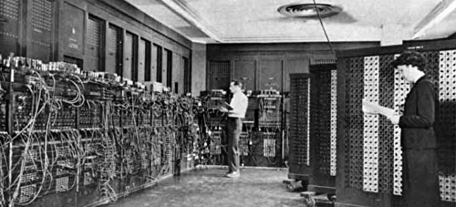 ENİAC (İlk bilgisayar) (1947)

                                    
                                    
                                    II. Dünya Savaşı esnasında ABD'li bilimadamları tarafından inşa edilen ENIAC ilk çıkan bilgisayardı ENIAC, yaklaşık 167 m² bir alana sığıyordu ve ağırlığı 30 tondu.

 ENIAC ikinci dünya savaşı sırasında daha az isabet hatalı uzun menzilli top ve füzelerin hesaplamalarında kullanılması amacıyla Pennsylvania Üniversitesi'ne yaptırıldı. 4 yılda imal edildi. Gerçek anlamda çalışabilmesi ise 1947 yılını buldu. Ancak 2 Eylül 1945'te Japonya'nın teslim olmasıyla savaş sona ermişti ve böyle bir makine için ihtiyaç da kalmamıştı. ENIAC 1947 yılında basına tanıtıldı.

 ENIAC, tam 8 yıl boyunca (1947-1955) hizmet verdi. 2 Ekim 1955 yılında saat 11:45'de elektrik bağlantıları kesildi. Böylece dünyanın ilk elektronik bilgisayarı görevini tamamlamış olarak tarihteki yerini aldı.

                                
                                
                                