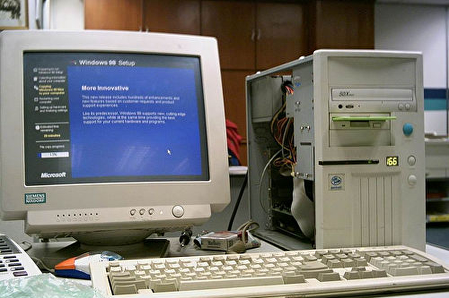 PC (Bilgisayar) 1970

                                    
                                    
                                    ENIAC'tan sonra kişisel bilgisayar için çalışmalar başladı. Çalışmalar o kadar gelişti ki bir oda büyüklüğündeki ENIAC'ın torunları bir kol saatine bile sığabilecek boyuta geldi. İlk bilgisayar firması olan IBM'den sonra Apple'ın da devreye girmesi ile günümüz bilgisayarları şekillendi. Şu an istenilen her yerde, çok rahat bir şekilde ulaşılan kişisel bilgisayar, internet ile bir araya geldiğinde kişisel iletişimde en önemli araçlardan biri haline geldi. 

 Türkiye'ye ilk bilgisayar 1960 yılında yol yapımında gereken hesaplamaları daha hızlı yapabilmek için Karayolları Genel Müdürlüğü'ne gelmiştir.IBM-650 Veri İşleme Makinesi (Data Processing Machine) adlı bilgisayar 12 yıl kullanılmıştır.

                                
                                
                                