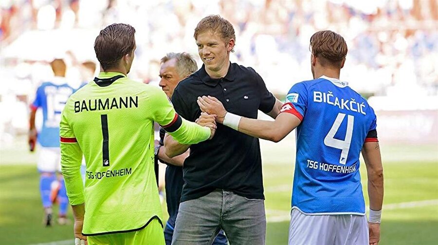 Bazı futbolculardan küçük
 

 28 yaşındaki Nagelsmann takımda forma giyen 4 isimden daha küçük, bir futbolcuyla ise yaşıt.

  
