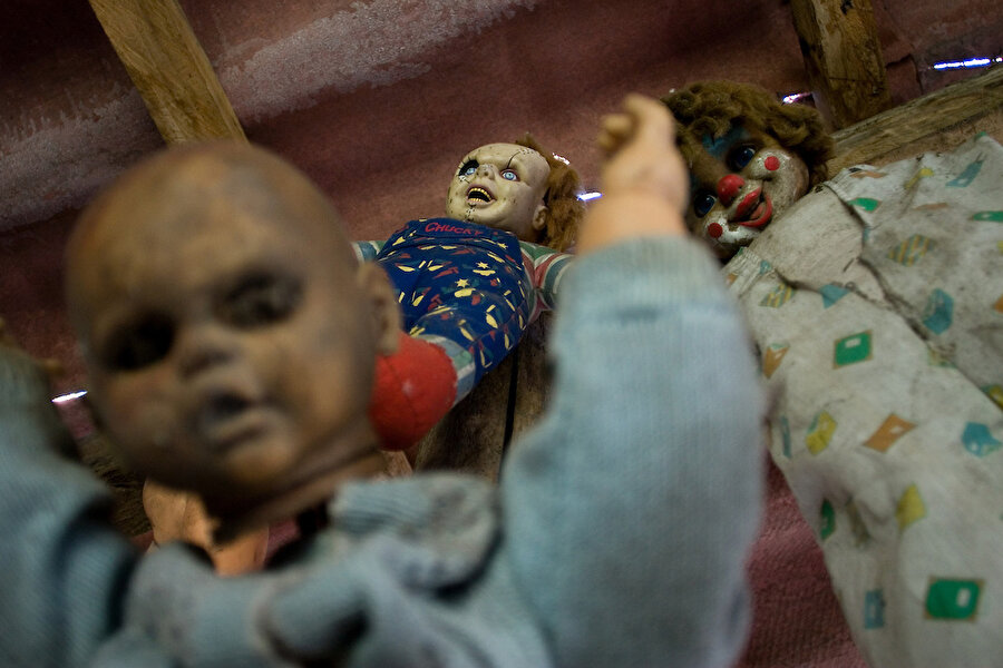 Zamanla Santana bir şeylerin ada'da ters gitmeye başladığını anlar. Boğulan kızın ruhu Santana'yı rahatsız etmeye başlamıştır.