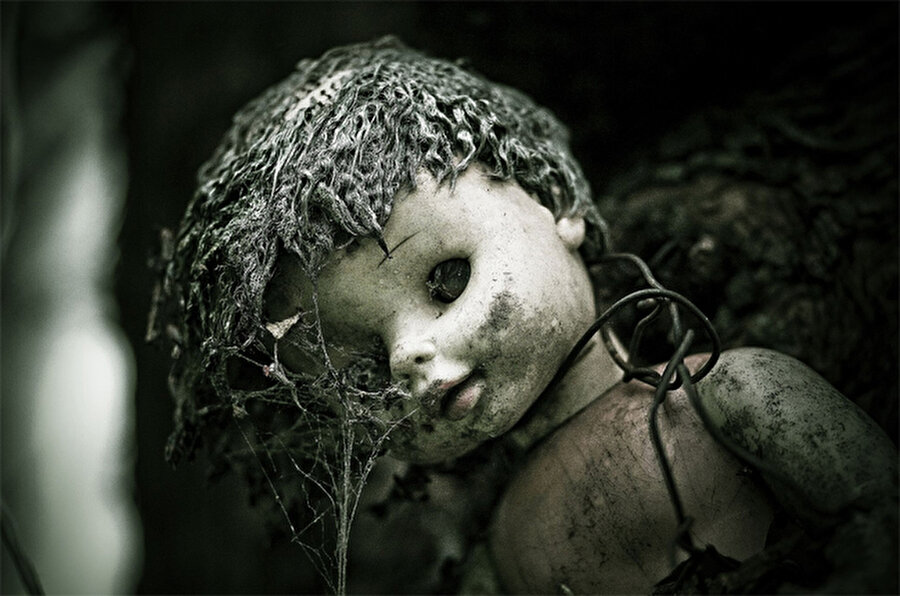 Olayın daha da garip olmasını sağlayan durum ise 2001 yılında yaşanıyor. Don Julian Santana Barrera'da boğulan kız gibi su kanallarından birinde boğularak ölüyor.