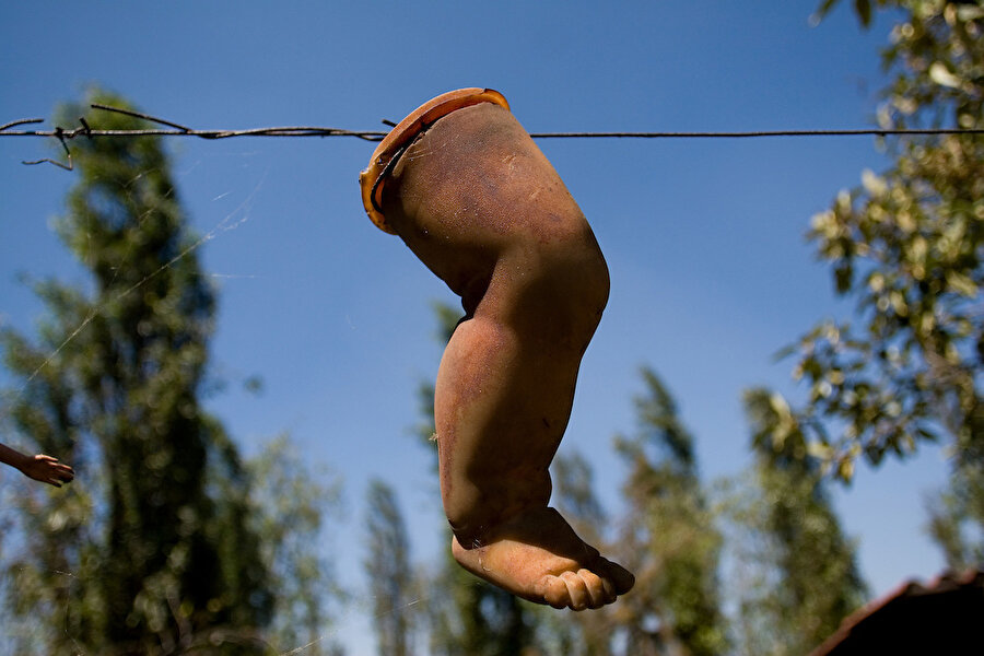 Bulduğu bebeklerin çoğu bütün şekilde değil. Kendine böyle bir korunma yolu bulacağına inanan Santana adanın her yerini böyle bebeklerle çevreler.