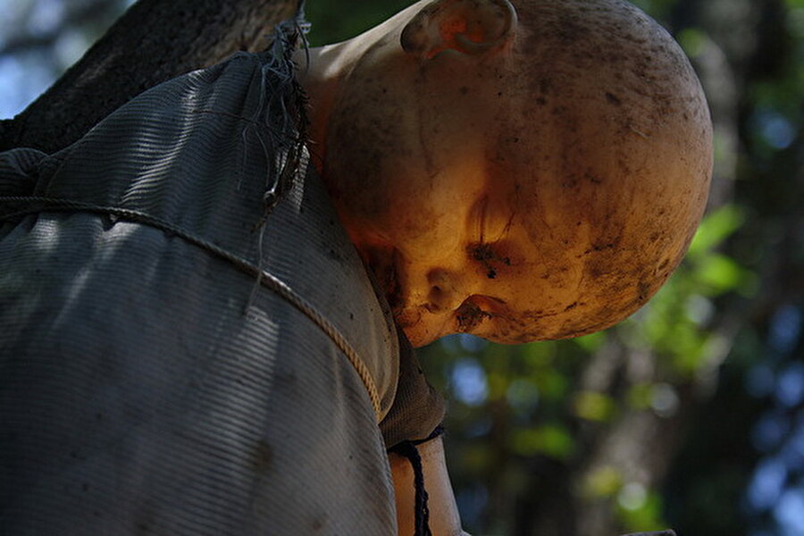 Bütün her şey yıllar önce adanın yanından geçen su kanalında bir kız çocuğunun boğulmasıyla başlamış.
