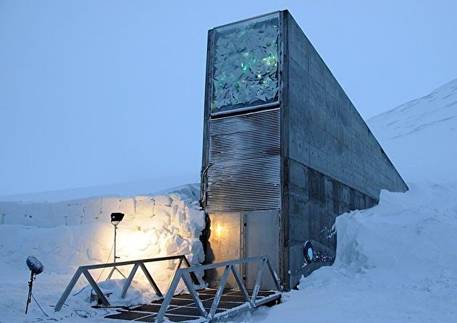 Rusya'daki Mezhgorye bölgesi
Mezhgorye , 1979 yılında kurulmuş bir Rusya kasabası. Hakkında ise çeşitli söylentiler var. Bu kasabada sembolik bir nüfus olduğu ve buradaki kişilerin Yamantaw dağında gizli işler yaptığı bunlardan biri. Çünkü o bölgeye kimse giremiyor. Çevresinde bulunan dev kraterler burada nükleer denemelerin yapıldığı işaret etmekte. Bölgede Rus hazinelerinin saklandığı bir depo, yemek deposu ve nükleer bir tehdit altında kalınırsa , liderlerin saklanabileceği bir sığınak olduğu gibi söylentiler de yaygın olarak bilinmekte.