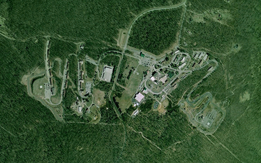 Amerika'daki Mount Weather
1958 yılında Sovyet Rusya'nın Sputnik adlı uydusunu uzaya fırlatmasının ardından savunma amaçlı kurulan Mount Weather felaket veya önlem alınması gereken acil durumlar esnasında devreye giren bir acil durum kompleksidir. Bu gizli üssün varlığını 1974'te buraya bir ticari havayolu uçağı düşünce öğrenmiştir. Merkeze ABD'nin üst bürokratı olsanız dahi giremiyorsunuz. Şimdilerde ise bu merkez büyük bir felaket durumunda seçilmiş elit kişilerin kullanmaları için düzenlenmiş bir yeraltı ve yer üstü yaşam alanıdır.