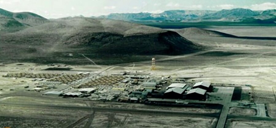 Amerika'daki 51. Bölge
51. Bölge, ABD Las Vegas'ın 153 km kuzeyinde, Groom Gölü yakınında olup Nevada Test Sahası ve Nellis Hava Kuvvetleri Sahası ile çevrelenmiştir.Sahibi Amerika Birleşik Devletleri Savunma Bakanlığı ve Amerika Birleşik Devletleri Hava Kuvvetleri olan ve bilindiği kadarıyla uçak ve düşman silahları inceleme, analiz etme ve araştırma merkezi olarak kullanılmakta olan bir bölgedir.Yeni uçakların da test ve geliştirme yeri olarak da kullanıldığına inanılmaktadır. 51. Bölge'nin özel güvenliği Cammo Dudes ismi verilen bekçiler sağlamaktadır.ABD başkanı bile ancak özel izinle girebilmektedir ve sebebi ne olursa olsun 51. Bölge'ye izinsiz giren kişiler öldürülürlerUFO'ların ve uzaylıların burada tutuldukları söylentileri vardır.