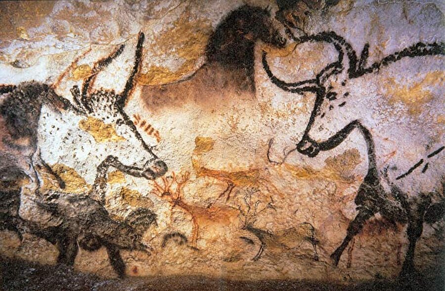 Fransa'daki Lascaux Mağaraları
Güney Fransa'nın Dordogne sırtlarında, tarih öncesi dönemlerden kalma mağaralardır. 1940 yılında kaybolan bir köpeği arayan dört çocuk tarafından bulunan mağaralar sonrasında ziyaretçilere açılmış ancak duvar resimlerindeki renklerin solmaya başlamasıyla 1963'te halka kapatılmıştır.20.000 yıllık bu mağaralara şimdilerde sadece özel seçilmiş birkaç araştırmacı girebilmektedir. Turistler için ise Lascaux 2 isimli bir mağara tasarlanmış ve içerideki çizimlerin aynısı burada sergilenmeye başlanmıştır.