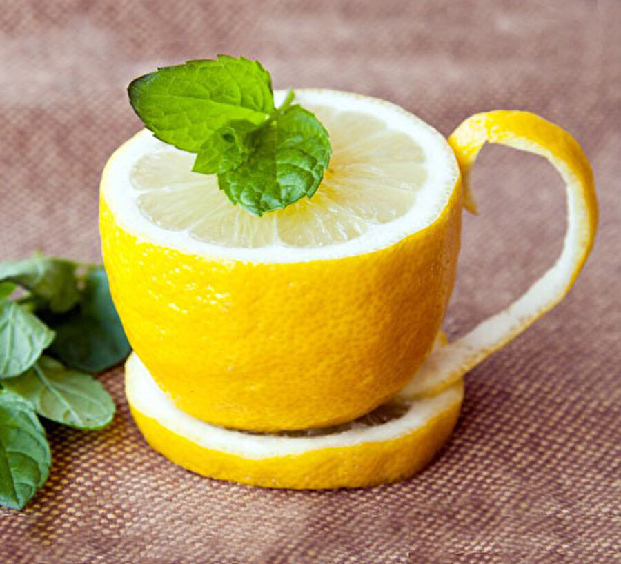 İdrar söktürür.

                                    
                                    
                                    Ilık içtiğiniz limonlu, idrar yollarınızın temizlenmesini ve yine vücudunuzdaki toksinlerden arınmanızı sağlar. Limonlu suda bulunan sitrik asit, bu detoksa yardımcı olan enzimin etkisini arttırır; bu yüzden limonlu su içtiğinizde toksinleri bedeninizden daha hızlı atabilirsiniz.
                                
                                
                                