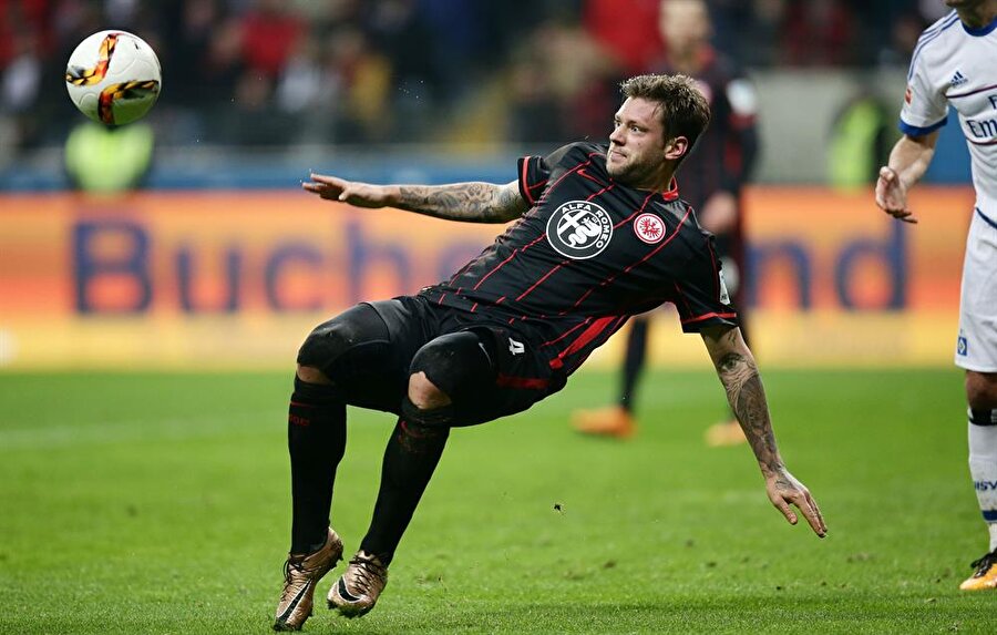 Marco Russ
Almanya'nın köklü takımlarından Eintracht Frankfurt'un kaptanı Marco Russ, geçtiğimiz aylarda bir doping testi için numune verdi. Almanya Futbol Federasyonu Anti Doping Komisyonu tarafından Marco Russ'tan alınan numunede, yüksek oranda HCG hormonu tespit edildiği açıklandı. Bunun üzerine futbolcu detaylı bir kontrolden geçti ve Russ'un vücudunda tümör tespit edildi. Başarılı futbolcunun ağustos ayında idmanlara başlayabileceği tahmin ediliyor.