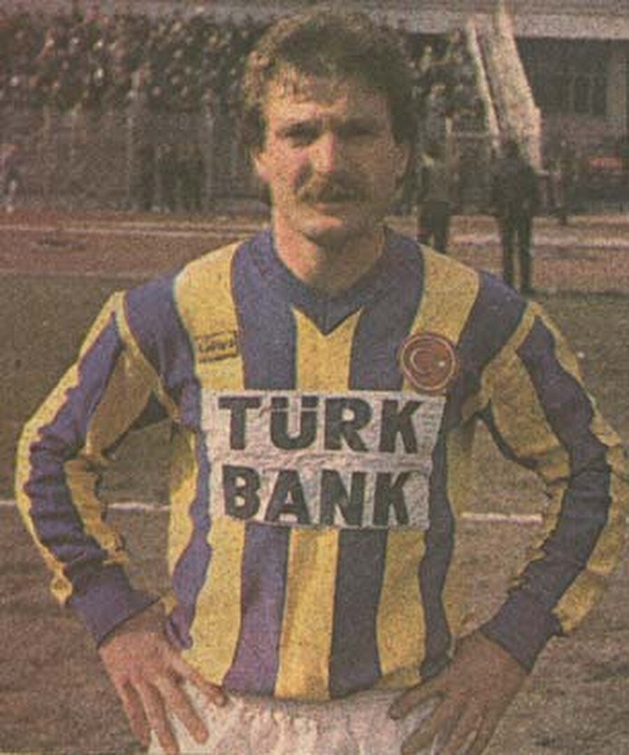 Hüseyin Çakıroğlu
Hem Fenerbahçelilerin hem de futbolseverlerin yıllardır unutamadığı bir isim Hüseyin Çakıroğlu… 19 Eylül 1957'de dünyaya gelen Çakıroğlu, futbola 1972'de Davutpaşa'da başladı. 1976-1979 yıllarında Karabükspor'da oynayan Çakıroğlu, Gaziantepspor'a transfer oldu. 1984'te Fenerbahçe'ye imza atan Çakıroğlu, yaşama 26 Ekim 1986'da sarı-lacivertli formayı giydiği dönemde veda etti. Sağ bacağında çocukluğundan beri olan ancak büyümeye başlayan beni ameliyatla aldıran Çakıroğlu, antrenmanlarda çabuk yorulmaya başladı. 6 Nisan 1986'da Zonguldakspor-Fenerbahçe maçı sırasında tansiyon sorunu yaşadı ve hastaneye kaldırıldı. Milli futbolcunun vücudunda oluşan bezelerden örnekler alındı ve kanser teşhisi konuldu. Bir süre ABD'nin Houston kentinde tedavi gören Çakıroğlu, Türkiye'ye döndü. 17 Mayıs 1986'da İstanbul'a dönen Çakıroğlu için Prof. Dr. Kaya Çilingiroğlu'nun gözetiminde kemoterapiye geçildi. Fenerbahçe, Çakıroğlu'nun durumunun kötüye gittiğini bilmesine rağmen futbolcusunun sözleşmesini yeniledi. Hastalığı akciğer ve beynine yayılan Çakıroğlu için sarı-lacivertli kulüp 5 milyon TL sözleşme ücreti ödedi. Yapılan tüm tedavilere rağmen Çakıroğlu'nun durumu her geçen gün kötüye gitti ve yaşama gözlerini yumdu. Fenerbahçe taraftarının Hüseyin Çakıroğlu için yaptığı tezahürat ise hafızalara kazındı; Genç yaşta bu dünyadan göçüp gittin Hüseyin. Bizleri acılara atıp, gittin Hüseyin. Ne sen bizlere doydun, ne de doyduk biz sana. Fenerbahçe forması kefen mi oldu sana? Bu taraftar seni asla unutmayacak. Kalbimizdeki sevgin ebediyen kalacak.