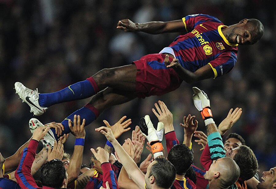 Eric Abidal
Eric Abidal, kanseri yenen sporculardan biri... 2007'de Lyon'dan Barcelona'ya transfer olan defans oyuncusu kısa sürede adından söz ettirmeye başladı. Ancak 15 Mart 2011'de gelen haber Abidal ve sevenlerini derinden etkiledi. Barcelona, Abidal'in karaciğer kanserine yakalandığını duyurdu. Tedavi sürecinin ardından Abidal, 28 Mayıs 2011'de Barcelona ile Manchester United arasında oynanan Şampiyonlar Ligi finali ile sahalara döndü. 2013'te Katalan kulübünden Monaco'ya transfer olan Abidal, 2014'te ise Olympiacos'a imza attı. Fransız futbolcu kariyerine 10 Aralık 2014'te nokta koydu.