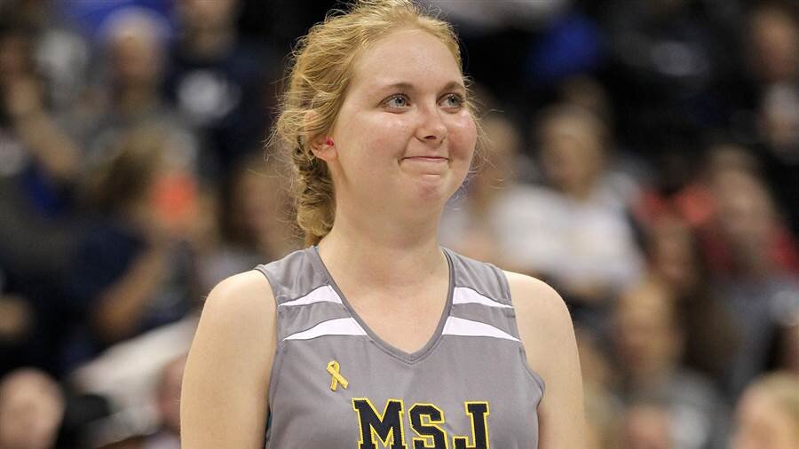 Lauren Hill
Lauren Hill yakalandığı beyin kanseri nedeniyle 10 Nisan 2015'te yaşama gözlerini yumdu. Amerika Kolej Ligi (NCAA) 3. Ligi'nde Mount St. Joseph forması giyen yetenekli sporcunun son isteği ise bir maça çıkabilmekti. Bu doğrultuda Ekim 2014'te Mount St. Joseph ile Hiram Koleji arasında özel bir maç organize edildi. Maçı binlerce insan tribünden izledi. Hill ise hayaline kavuştu ve maçta sayılar attı. Organizasyonun ardından Hill “Ölmeden önce son bir kez maç oynamak istiyorum. Ölene kadar ölümü düşünmeden yaşayacağım" ifadelerini kullanmıştı.