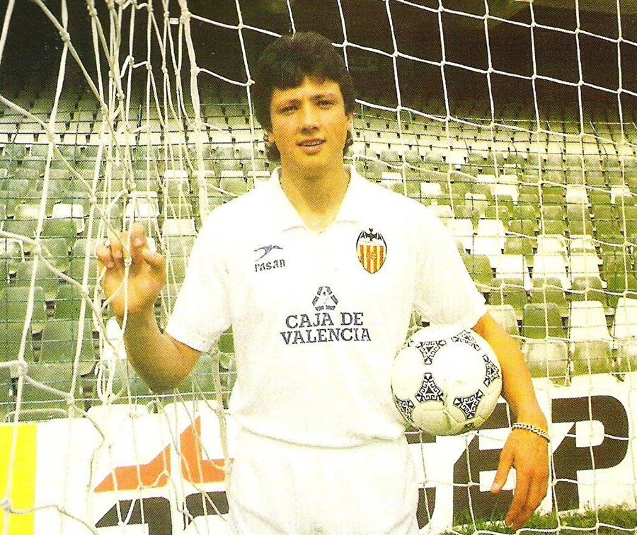 Luboslav Penev
Bulgar teknik direktör Luboslav Penev, futbolculuk yıllarında kanserle verdiği savaşı kazandı. 1989 yılında İspanya'nın Valencia takımına transfer olan Penev, 1994'te bir maç sırasında talihsiz bir an yaşandı. Şubat 1994'te vücuduna sert bir top isabet eden Penev'in testisinde tümör meydana geldi. 10 ay kemoterapi gören Penev, hastalığı sürecinde Valencia'dan yeteri kadar destek görmedi. Penev, 1995'te Atletico Madrid'e imza attı. Bulgar futbol adamı kariyerini 2002'de noktaladı.