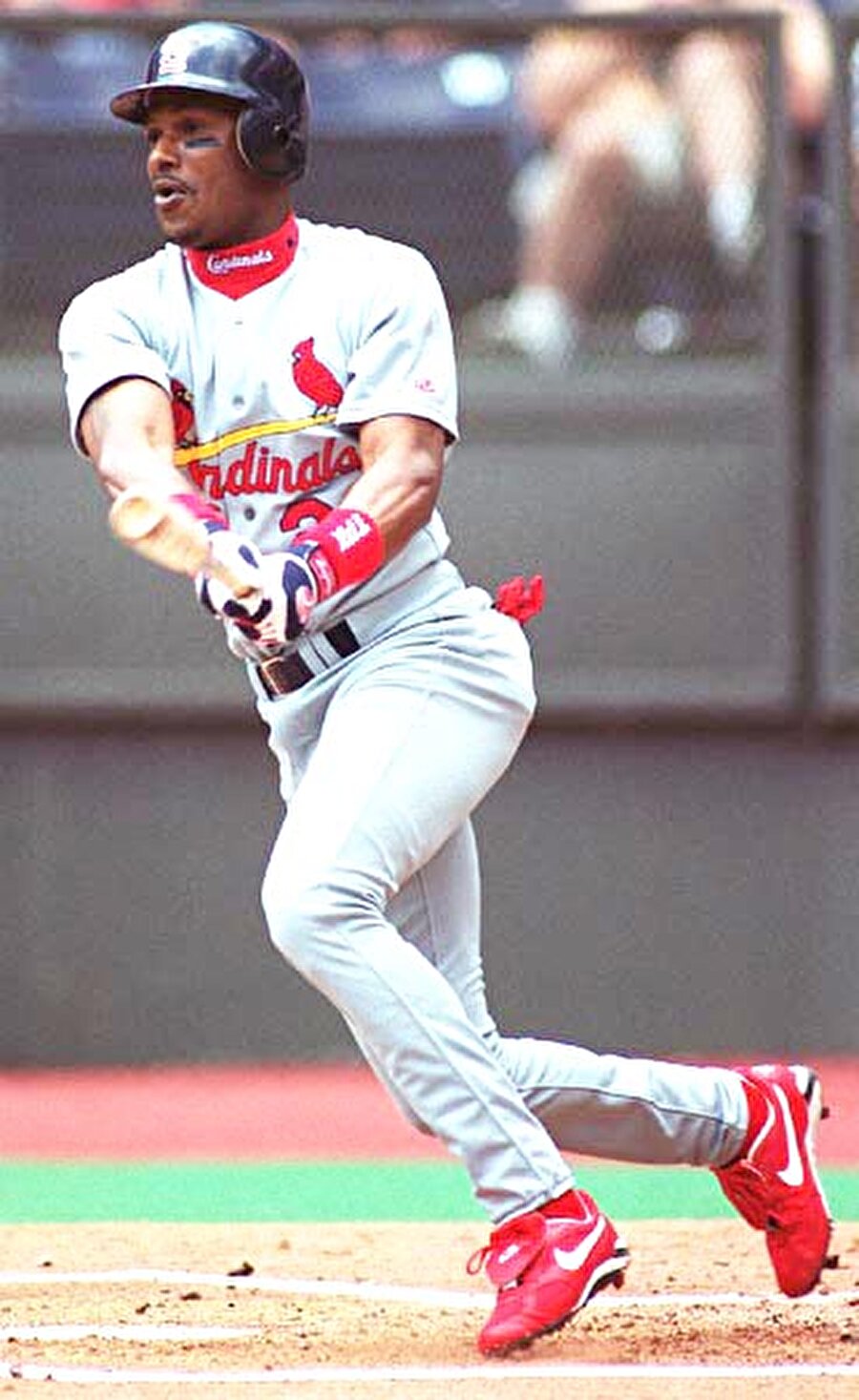 Eric Davis
ABD'li eski beyzbolcu Eric Davis, 1997 yılında kolon kanseri olduğunu öğrendi. Mayıs 1997'de teşhis konulan Davis, Eylül 1997 yılında takımına geri döndü. Tedavi nedeniyle ilk dönemde eski performansını aratan Davis, zamanla toparladı. Davis, 2001'de emekli oldu.