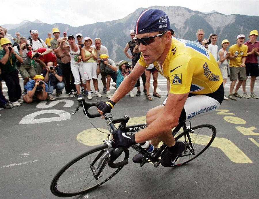 Lance Armstrong
Dünyaca ünlü bisikletçi Lance Armstrong, 2 Ekim 1996'da testis kanseri olduğunu ve hastalığının beyne sıçradığını açıkladı. Yaşama şansı yüzde 40 olarak gösterilen Armstrong, uzun bir tedavinin ardından 1998'de US Postal takımı ile anlaştı. Kanseri yendikten sonra 1999-2005 yılları arasında 7 kez Fransa Bisiklet Turu'nu kazanan Armstrong'un doping yaptığı sonradan ortaya çıktı. 2012 yılında kazandığı tüm birincilikler elinden alınan Armstrong aynı zamanda ömür boyu spordan men edildi.