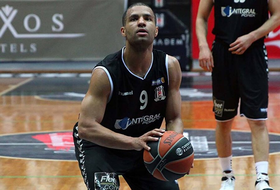 Chris Lofton
Ülkemizde Mersin BB ve Beşiktaş formaları giyen basketbolcu Chris Lofton, 2007'de kansere yakalandı. Testis kanseri olan Lofton, bu durumu uzunca bir süre yakınlarından sakladı. Ancak Lofton'un sırrı bir doping testi sırasında ortaya çıktı. Tedavilere ve ameliyata olumla yanıt veren Lofton, 2008-2009 sezonunda Mersin BB'ye transfer oldu.